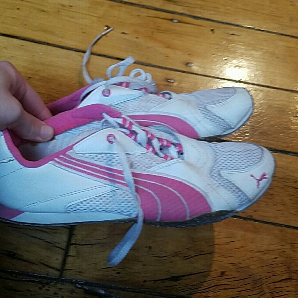 Womens puma sneakers!